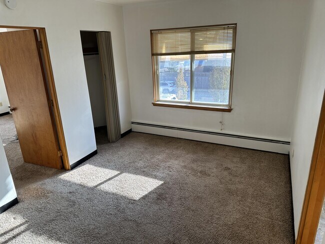 Building Photo - 404 7th St S