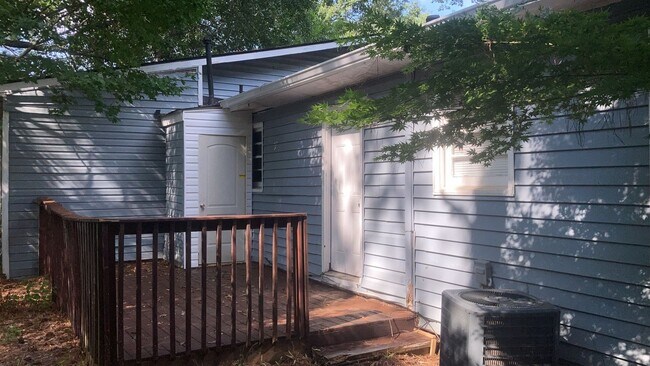 Building Photo - Lovely 3 br 2 bathrooms renovated house!