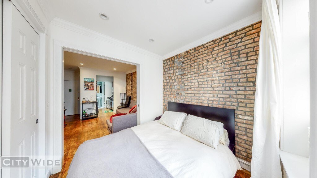Building Photo - Mott Street