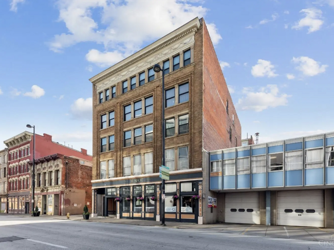 Building Photo - 335 W 5th St