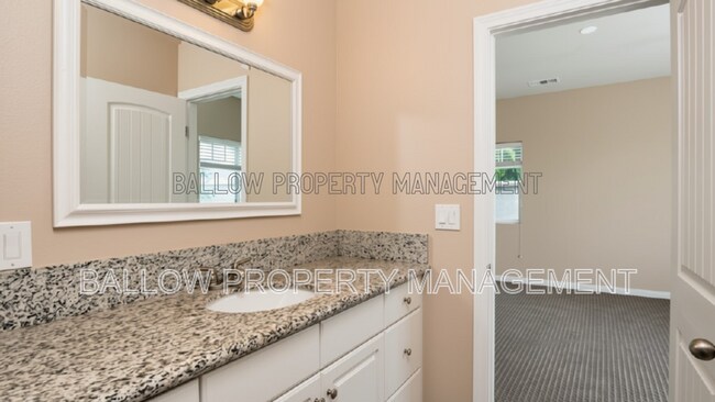 Foto del edificio - 1327 Holly Ave