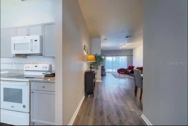 Building Photo - 8121 Fan Palm Way