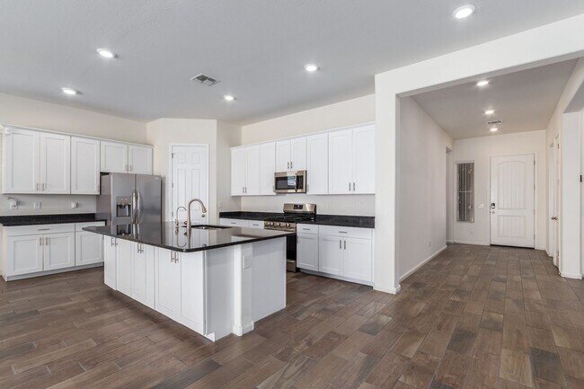 Foto del edificio - 4 Bedroom home in Layton Lakes