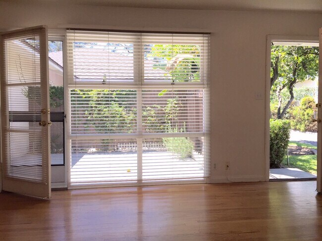 Foto del edificio - 917 W Huntington Dr