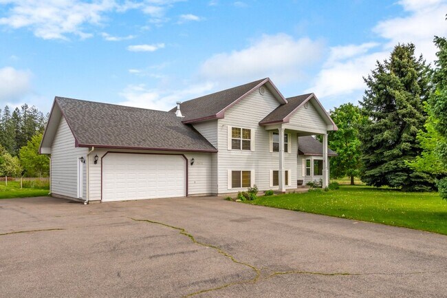 Foto del edificio - 5 acres, partially fenced, 40x50 shop, 5 b...