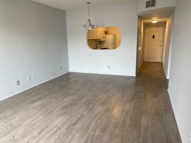 2 Bed 2 Bath (Unit 302) - 350 N Oakhurst Dr