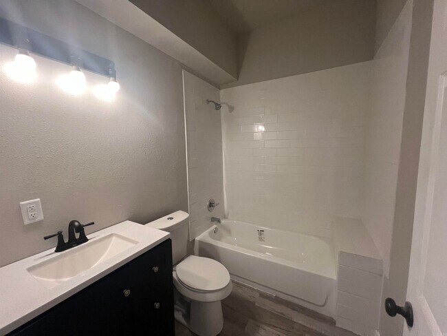 Building Photo - Contact Peggy at 501-676-1758 or Heather a...