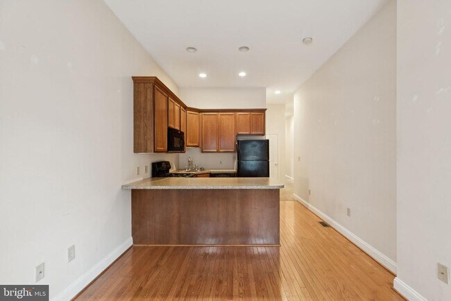 Foto del edificio - 2542 W Girard Ave