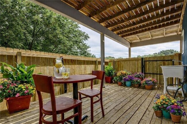 Foto del edificio - 1720 Nicholson Dr