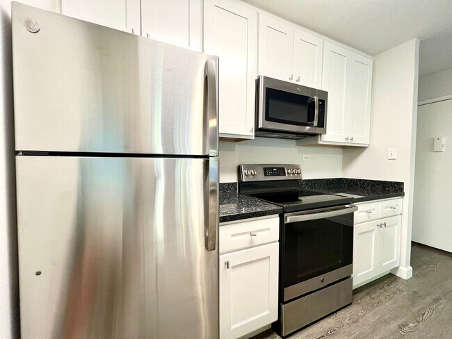 Building Photo - Renovated Pet-Friendly STUDIO with Full Ki...