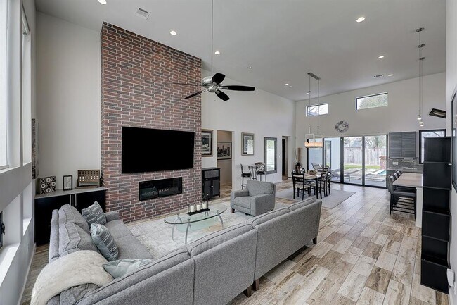 Building Photo - 4802 Viking Dr