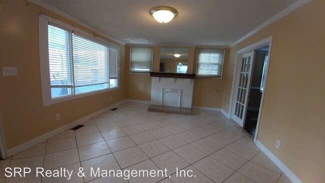 Building Photo - 217 N Cherry St