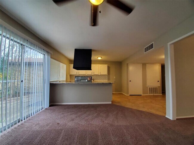Foto del edificio - 8402 Woodside Rd