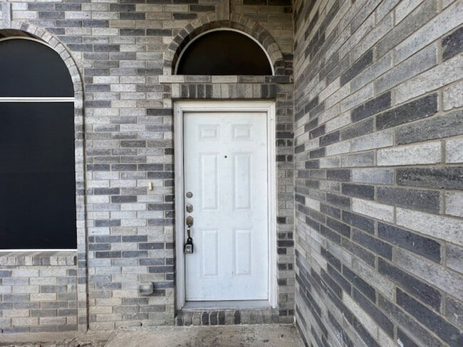Building Photo - Mines Road Area! Four Bedroom Available!