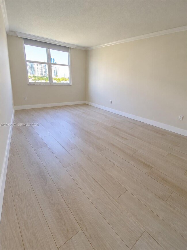 Building Photo - 500 Bayview Dr
