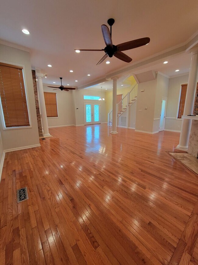 Foto del edificio - **APPLICATION PENDING** HUGE MODERN SOUTHE...