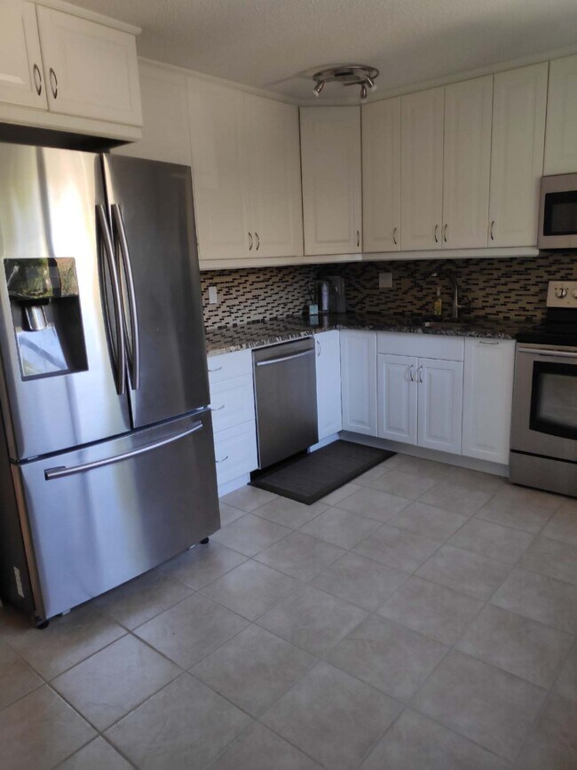Photo du bâtiment - 3 Bed 1.5 Bath Unit in St. Albert, AB