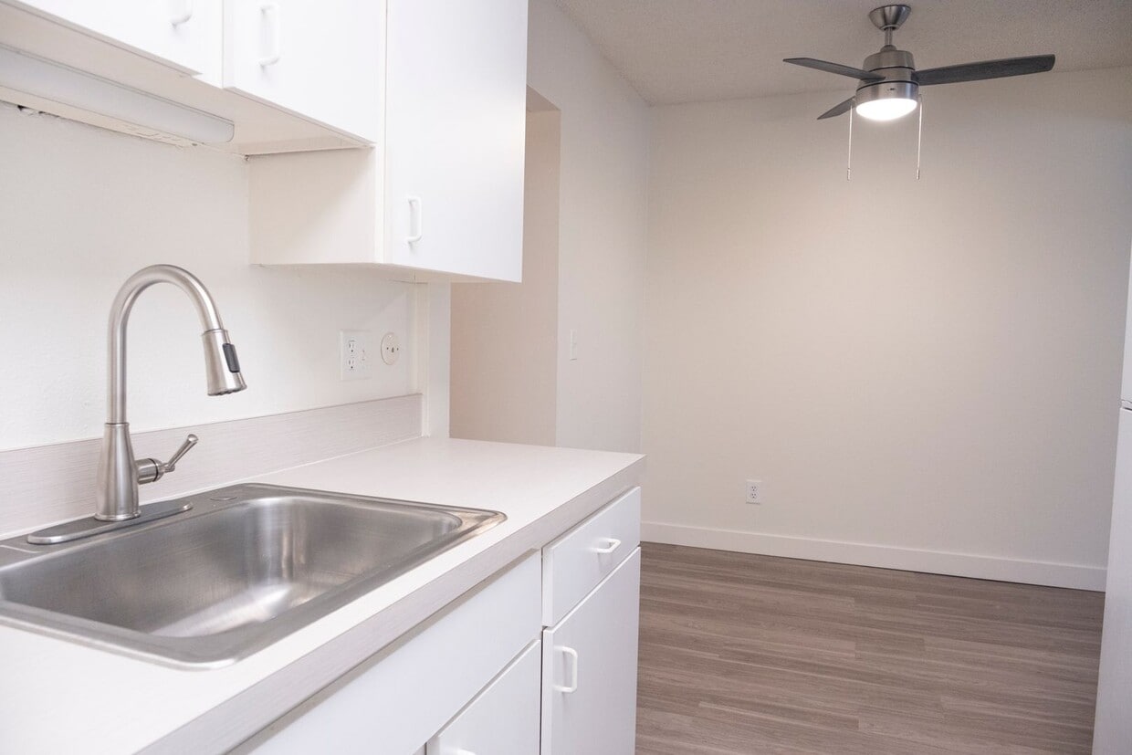 Foto principal - Classic Charm in an Irvington Flat!