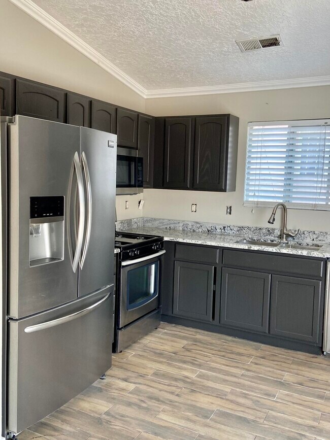 Building Photo - 2405 Purple Canyon Dr SW