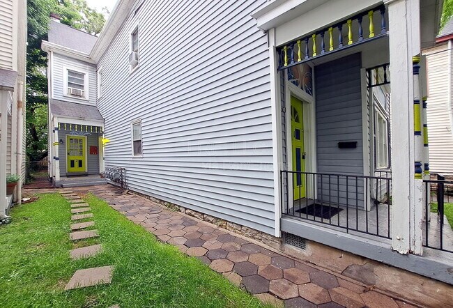 Foto del edificio - 710 Rubel Ave