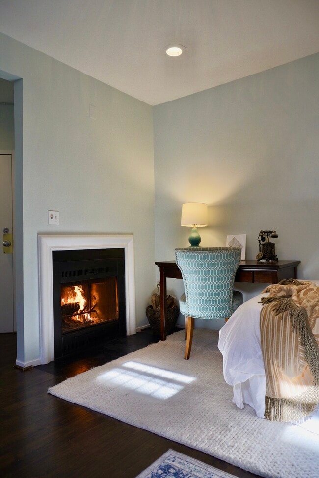 Chimenea de leña en la habitación principal - 1844 Columbia Rd NW