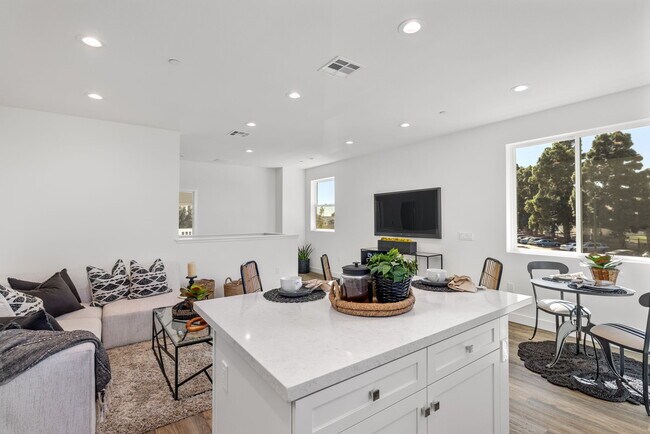 Building Photo - 1758 Manuel Ave