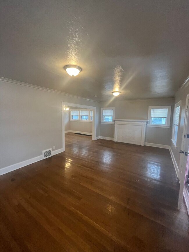 Foto del edificio - Available Now!!  Gorgeous home! 4 Beds, 1.5 Baths near UMKC! $2100