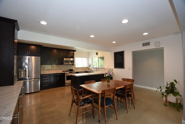 Building Photo - 679 Randy Dr