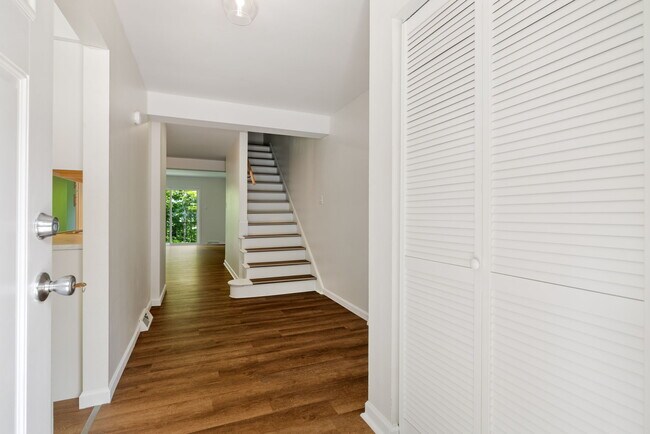 Building Photo - 215 Oakview Dr