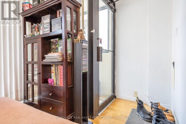 Photo du bâtiment - 693 Euclid Ave