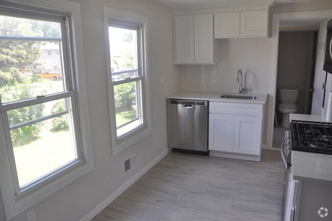Building Photo - 138 Grove St