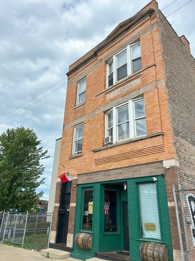 Primary Photo - 1605 S Blue Island Ave