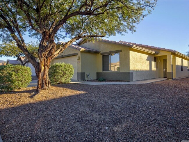 Building Photo - 3 Bedroom 2 Bathroom