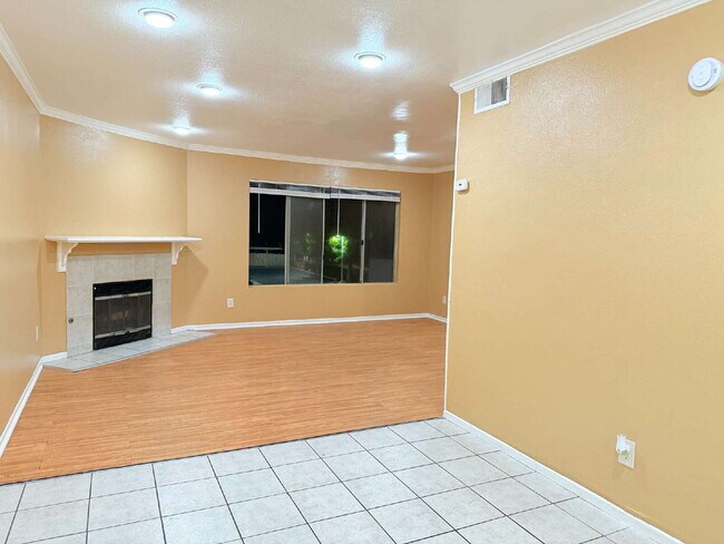 Building Photo - HUGE 3BR/2BA Second-Floor Condo