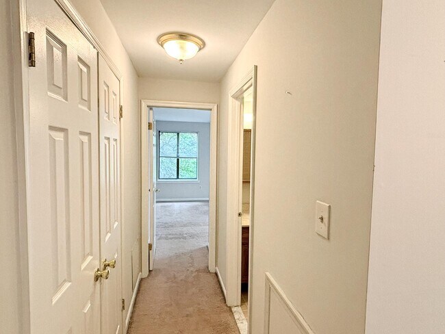 Building Photo - 805 Mountainview Dr