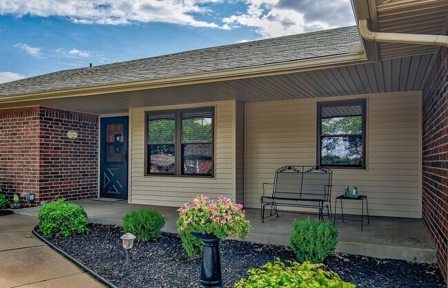 Building Photo - 1818 Rolling Hills Pl