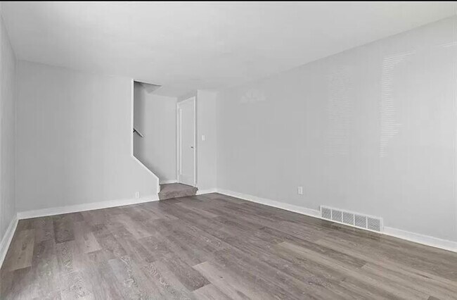 Building Photo - 118 Macfarlane Dr