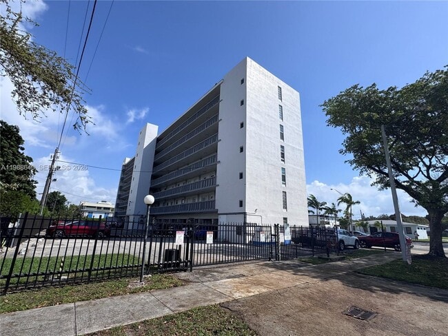 Building Photo - 1400 SW 27th Ave