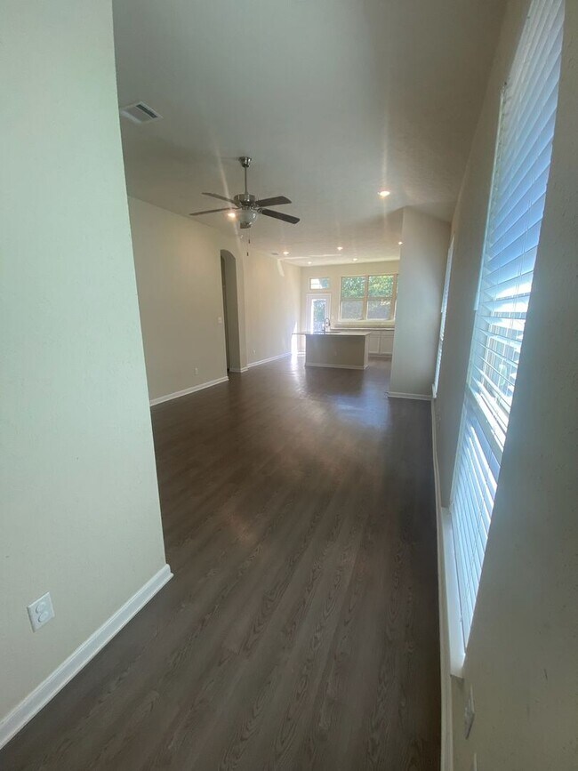 Building Photo - Beautiful 3 bed 2 bath Available for Febru...