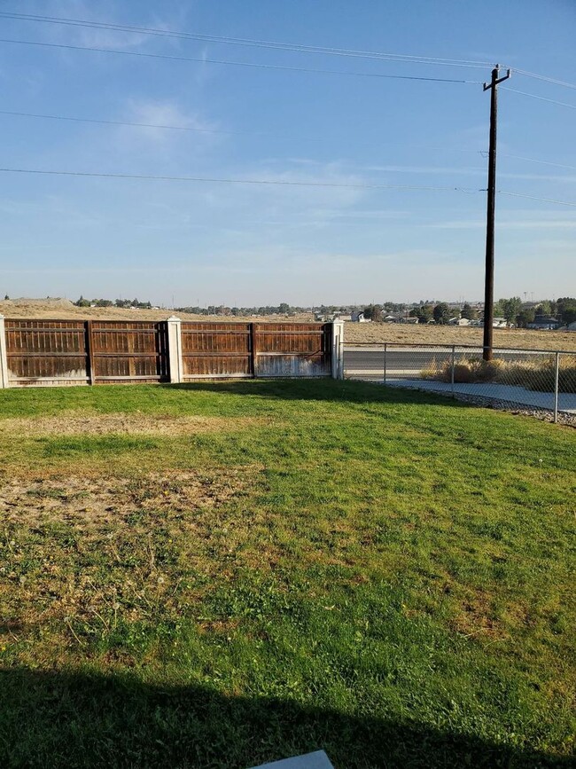 Foto del edificio - Double Car Garage/ Central Heat & Air/ Fen...