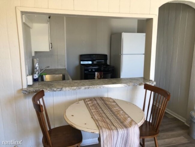Foto del edificio - 1 br, 1 bath House - 911 College Ave