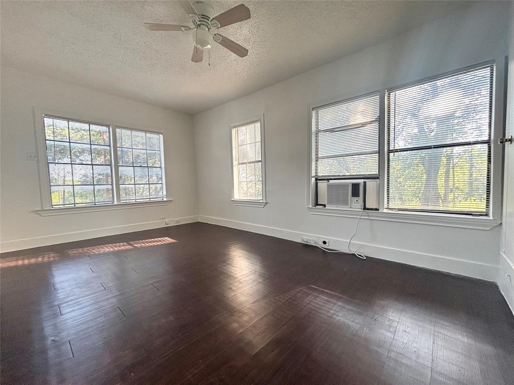 Foto principal - 3312 Oak Springs Dr