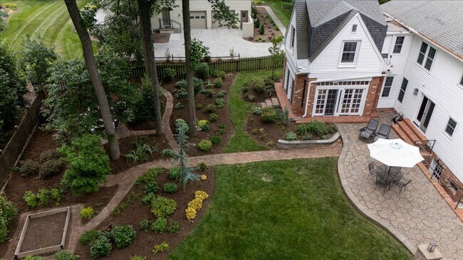 Building Photo - Spacious Home with Fenced Yard Exclusive Access to Hethwood Amenities