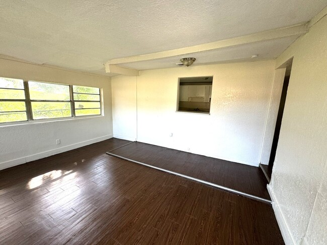 Building Photo - Lakeland 3 Bedroom 1 Bath Home! NO APPLICA...