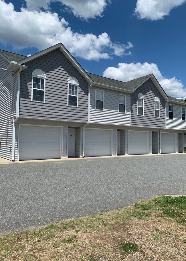 Building Photo - 914 Brawley School Rd