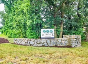 Building Photo - 752 Quaker Ln
