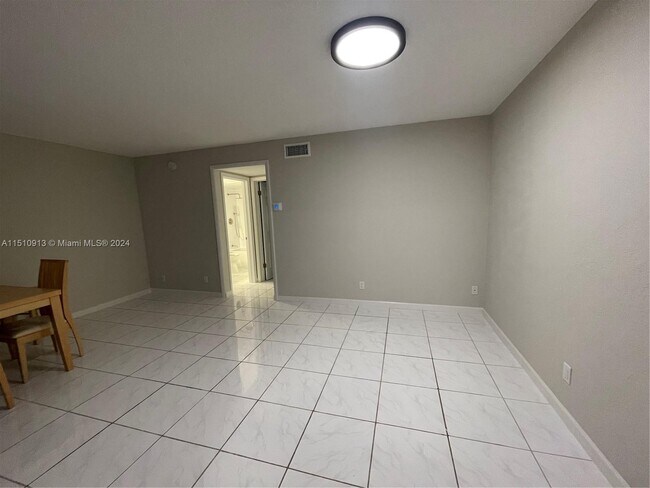 Building Photo - 541 Blue Heron Dr