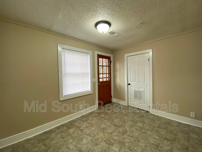 Foto del edificio - 822 Eyers Rd