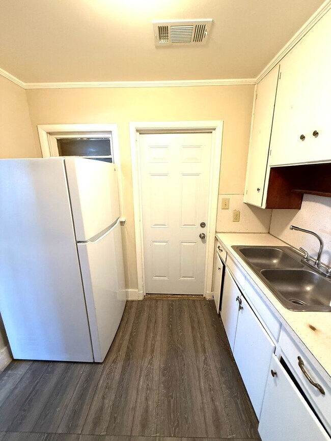 Foto del edificio - ** 3 bed 1 bath located in Highland Garden...