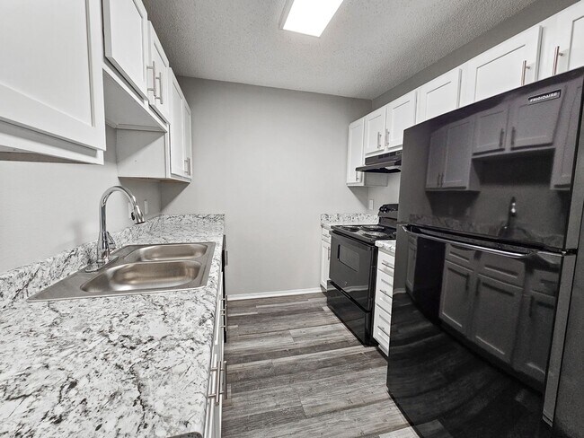 Building Photo - Updated 3-bedroom 2 bath Duplex in Fayette...